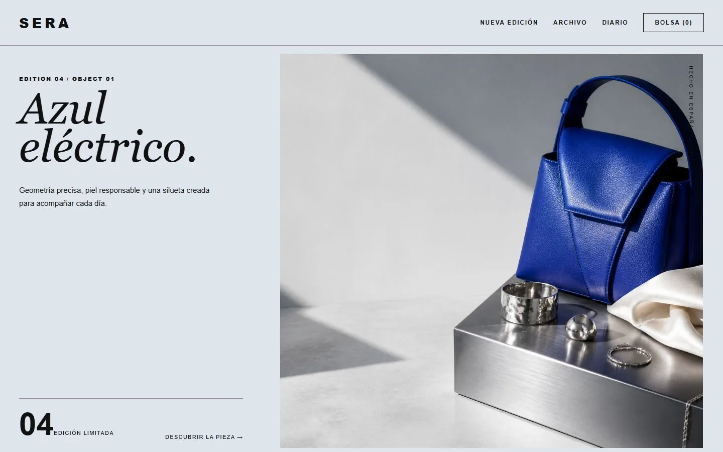 Concepto de ecommerce para marca de moda Concepto de comercio electrónico de moda con bolso azul
